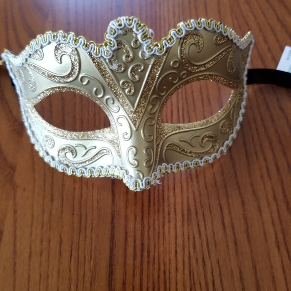 Sparkly new decorative eye masks - Picture 5 of 7